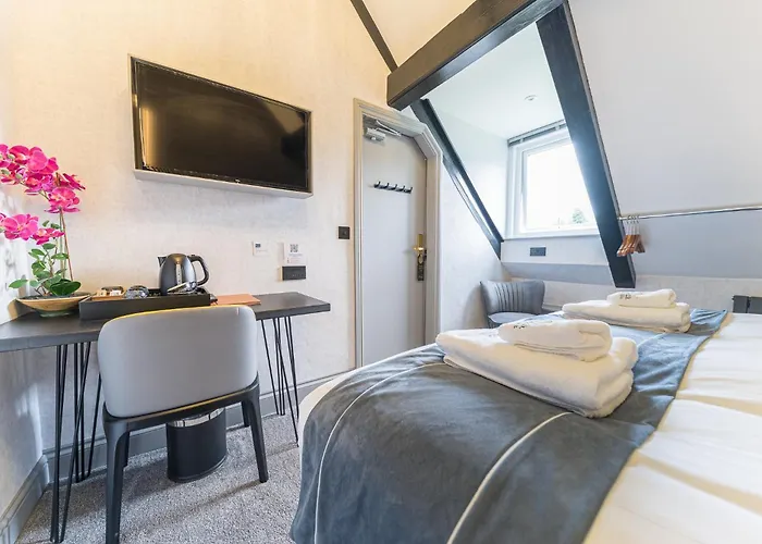 The Log House بيت ضيافة